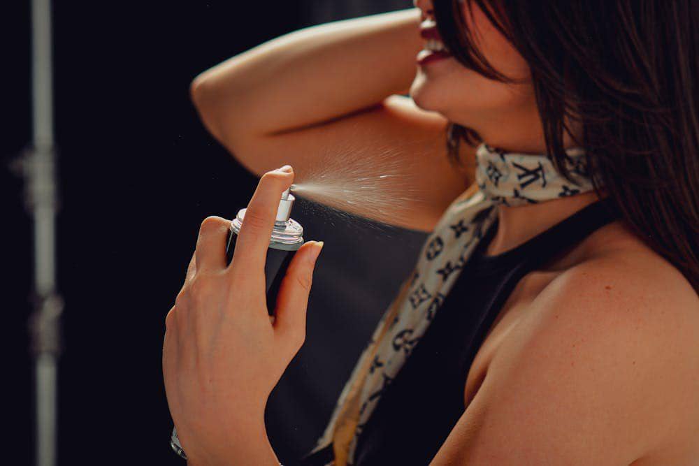 ilustrasi menyemprot parfum pada pakian (pexels.com/Tarek Shahin)