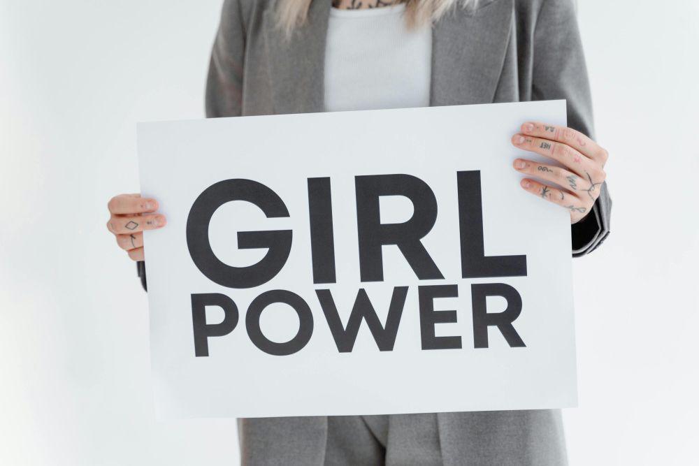 ilustrasi wanita yang memegang tulisan "Girl Power" (Pexels.com/Tima Miroshnichenko)