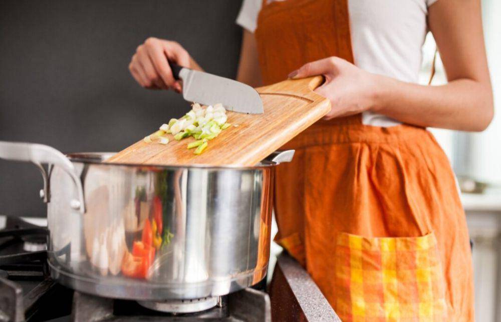 ilustrasi sedang memasak (freepik.com/senivpetro)
