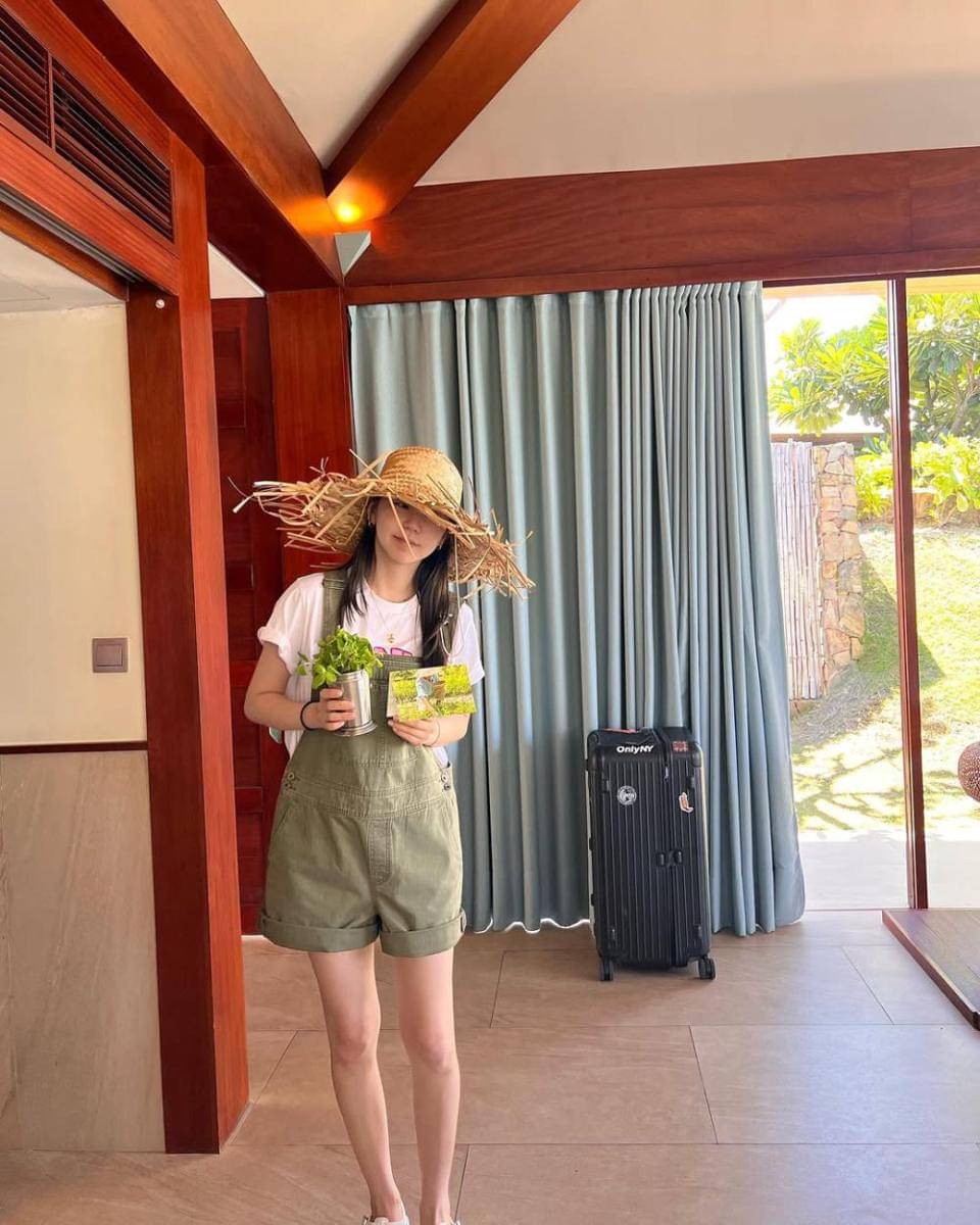 ide outfit travelling ala Ahn So Hee (instagram.com/ssoheean)