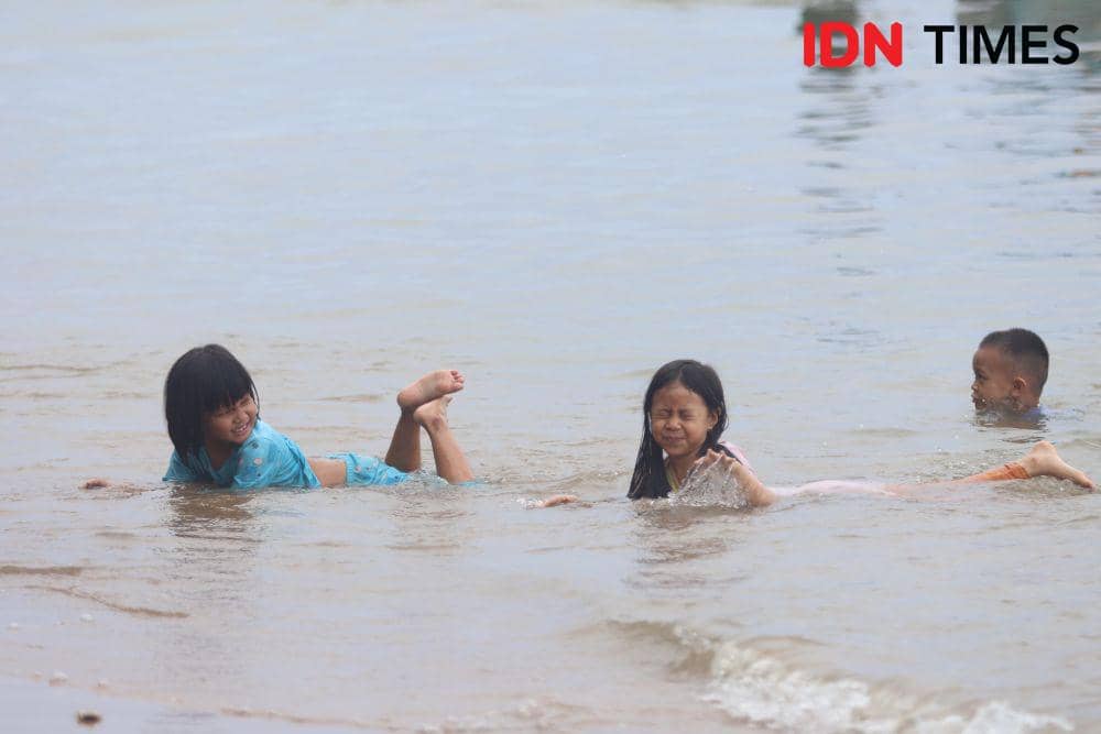Pantai Manggar masih menjadi destinasi andalan warga Balikpapan. (IDN Times/Erik Alfian)