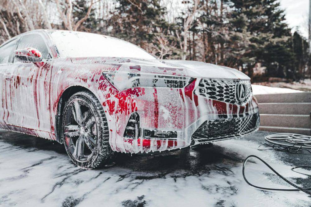 ilustrasi mencuci mobil tanpa menunggu bodi mobil dingin (pexels.com/erik mclean)