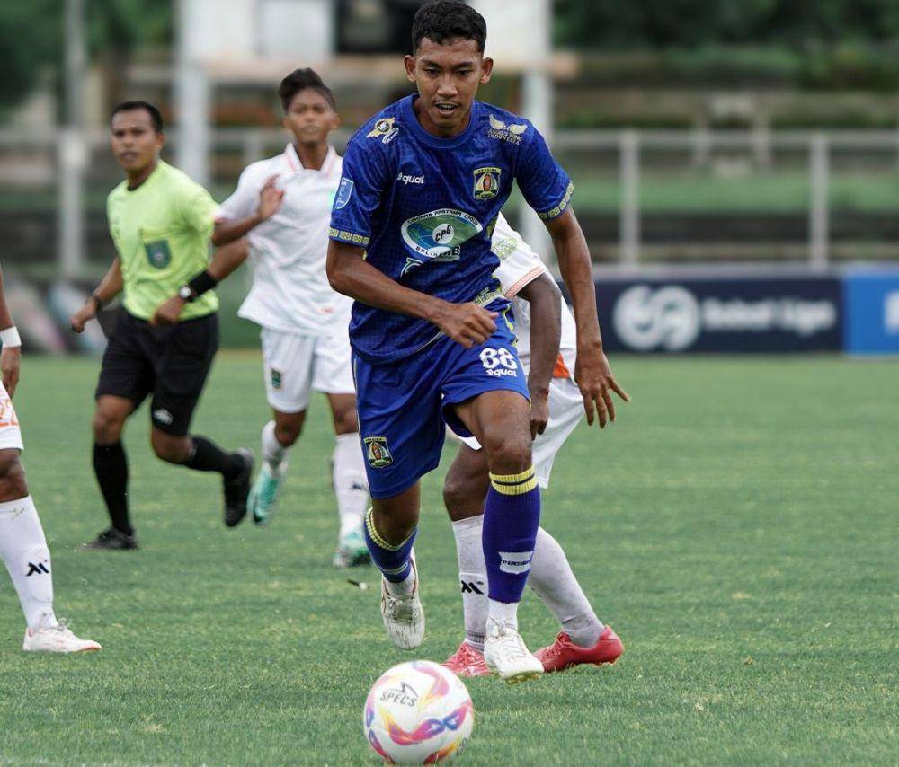Aksi pemain Persiba (jersey biru) saat mengalahkan Persekabpas Pasuruan pada laga lanjutan Grup B Liga Nusantara, Jumat (3/1/2025). (Dok. Media Officer Persiba)