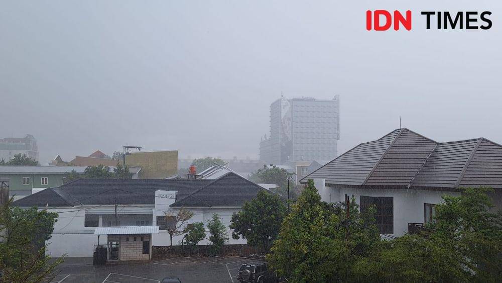 Hujan deras mengguyur Kota Makassar, Desember 2024. IDN Times/Irwan Idris