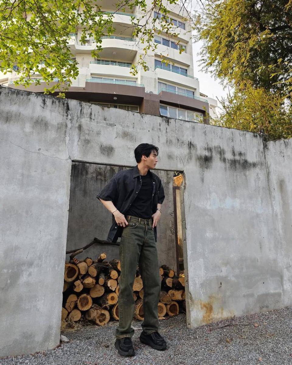 outfit rugged style ala Win Metawin (Instagram.com/winmetawin)