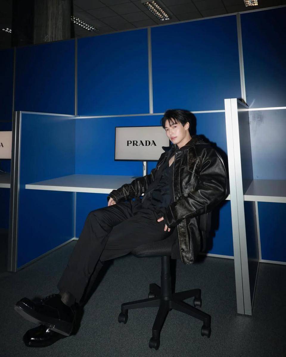 outfit rugged style ala Win Metawin (Instagram.com/winmetawin)