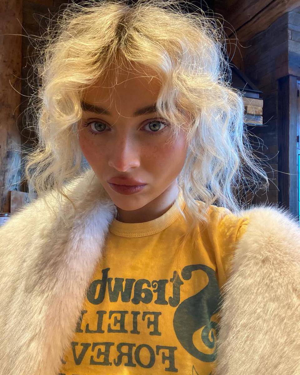 potret Sabrina Carpenter liburan tahun baru bareng bestie (instagram.com/sabrinacarpenter)