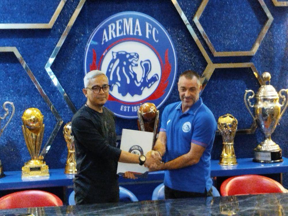 Yusrinal Fitriandi saat memperkenalkan Pelatih baru Arema FC, Ze Gomes. (IDN Times/Rizal Adhi Pratama)