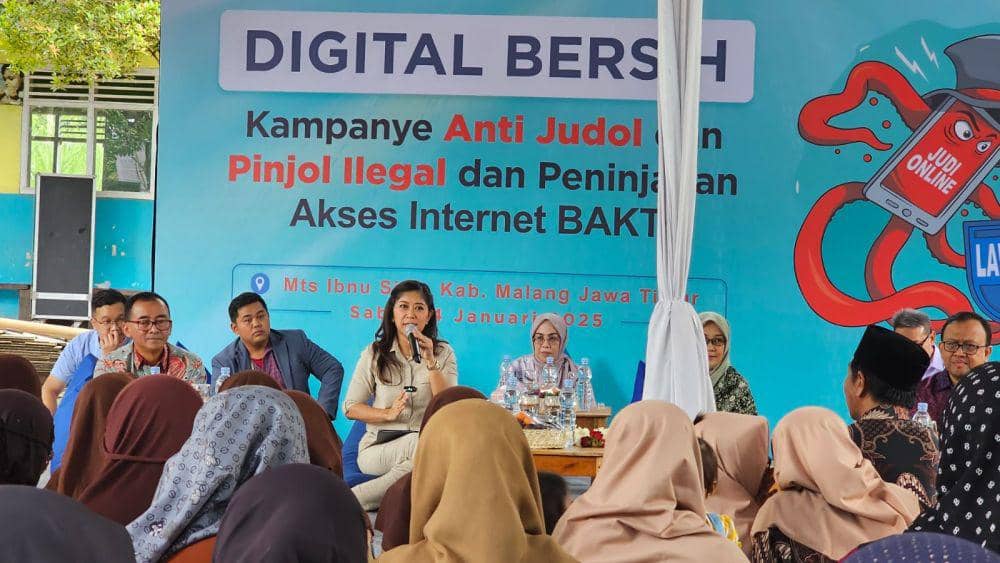 Menteri Komdigi RI, Meutya Hafid saat mengunjungi Madrasah Tsanawiyah (MTs) Ibnu Sina. (IDN Times/Rizal Adhi Pratama)