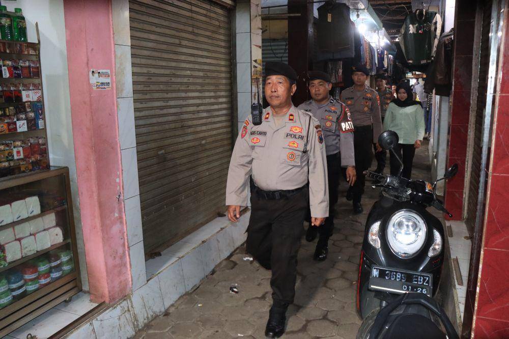 Razia Kopi Cetol di Pasar Gondanglegi. (Dok. Humas Polres Malang)