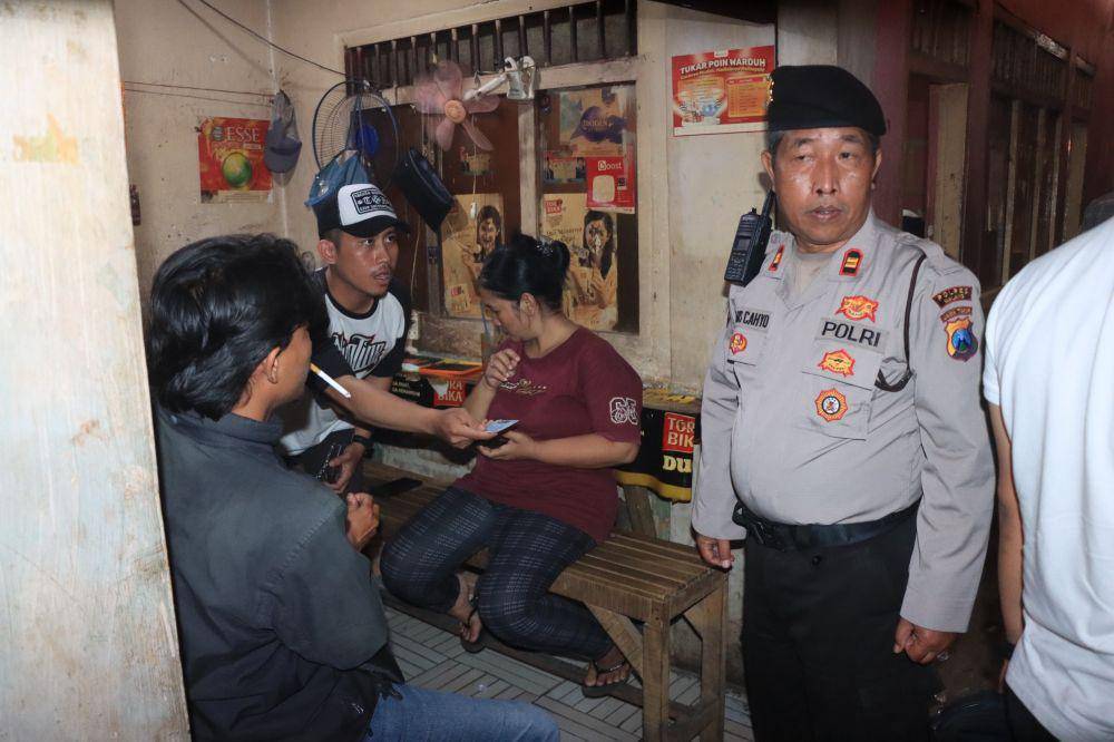 Razia Kopi Cetol di Pasar Gondanglegi. (Dok. Humas Polres Malang)