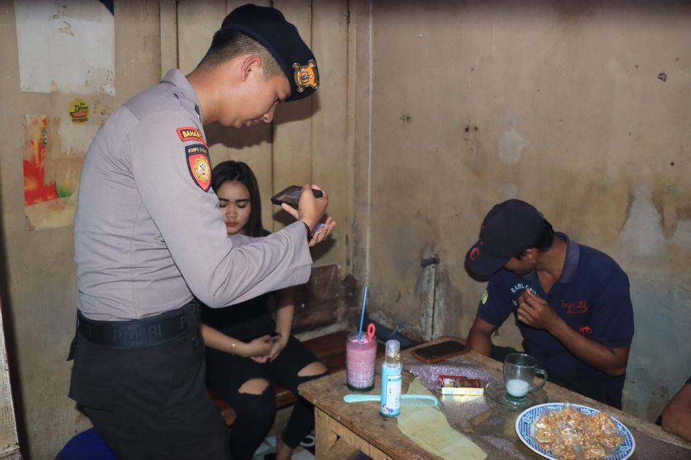 Razia Kopi Cetol di Pasar Gondanglegi. (Dok. Humas Polres Malang)