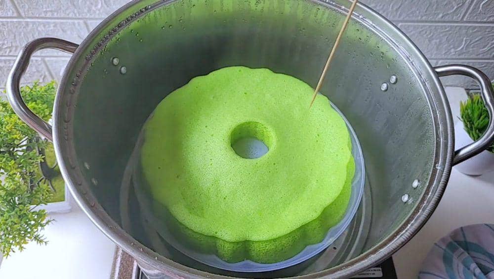 ilustrasi tes tusuk pada bolu kukus pandan sukade (YouTube.com/PAP COOK)