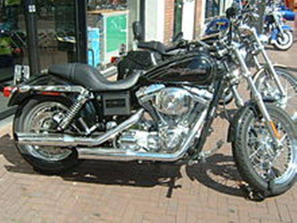 Ilustrasi Harley-Davidson 2005 Dyna Super Glide Custom (en.wikipedia.org)