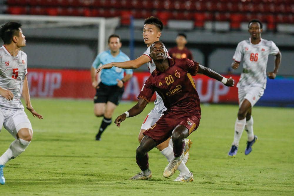 Pemain PSM Makassar, Adilson da Silva, dalam laga matchday kelima Grup H AFC Cup 2023/24 melawan Hai Phong FC yang berlangsung di Stadion Kapten I Wayan Dipta Gianyar pada 30 November 2024. (2025 Asian Football Confederation (AFC))