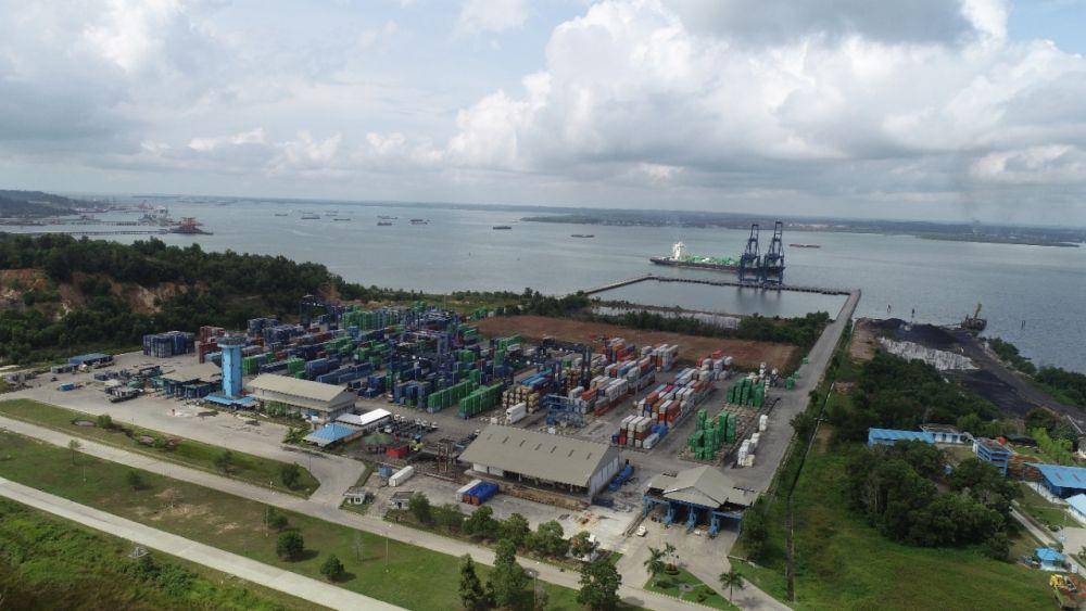 Terminal Peti Kemas (TPK) Kariangau di Balikpapan menjadi salah satu pelabuhan yang melayani ekspor - impor. (Dok. Kaltim Kariangau Terminal)
