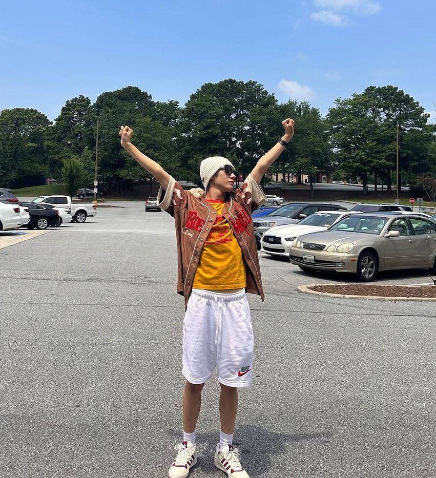 referensi outfit summer ala Renjun NCT (instagram.com/yellow_3to3)