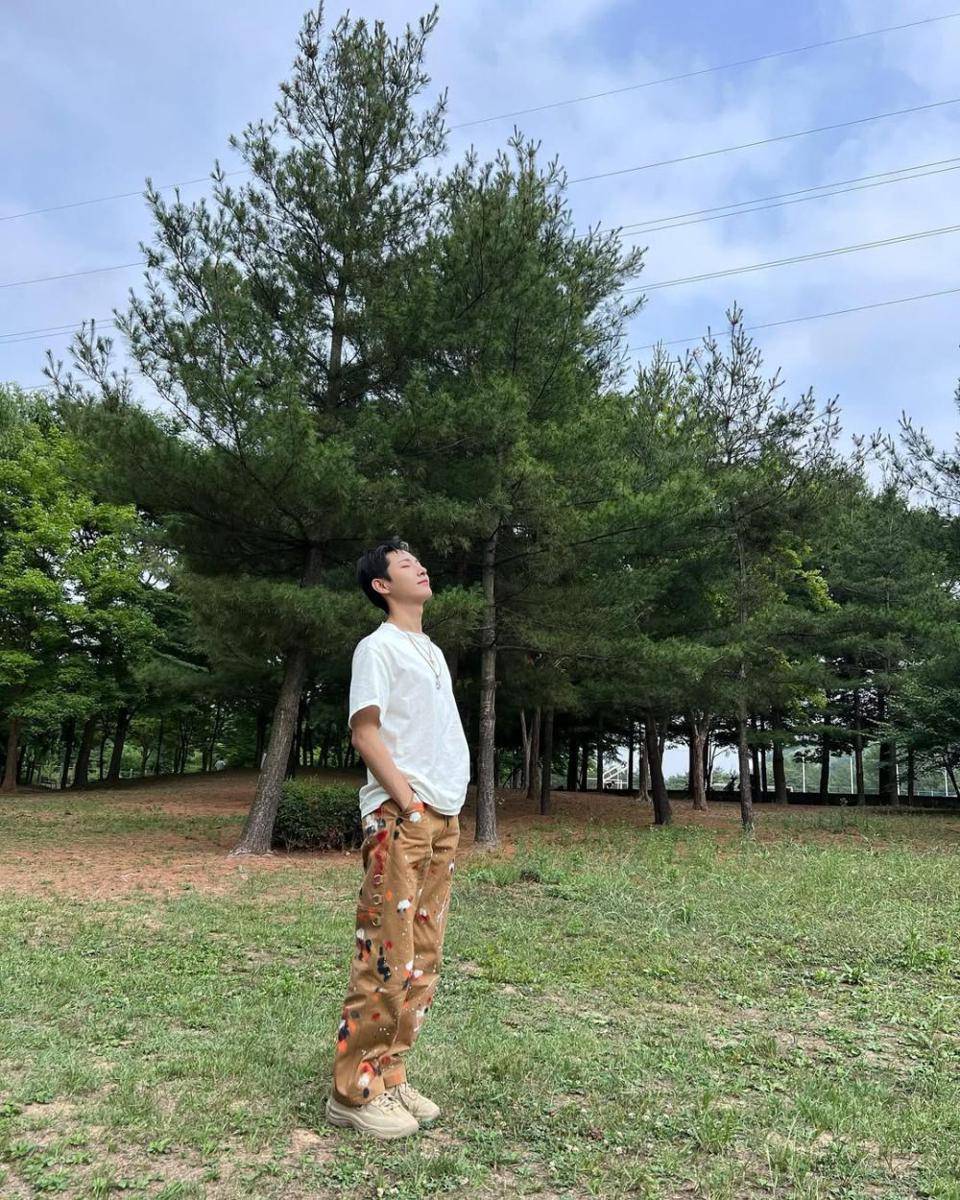 referensi outfit summer ala Renjun NCT (instagram.com/yellow_3to3)
