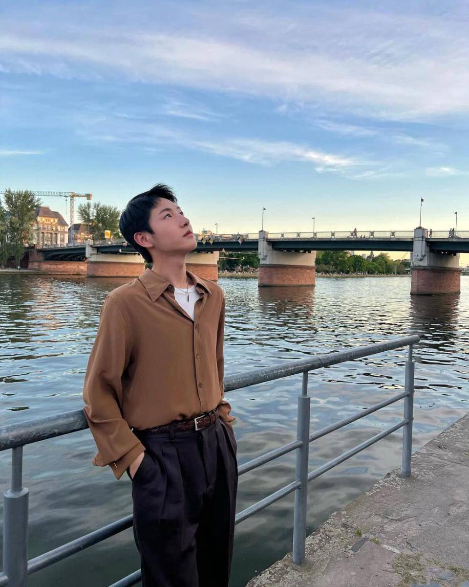 referensi outfit summer ala Renjun NCT (instagram.com/yellow_3to3)