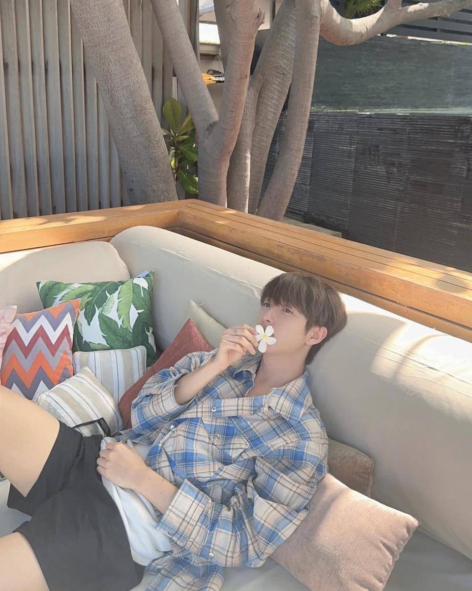 referensi outfit summer ala Renjun NCT (instagram.com/yellow_3to3)