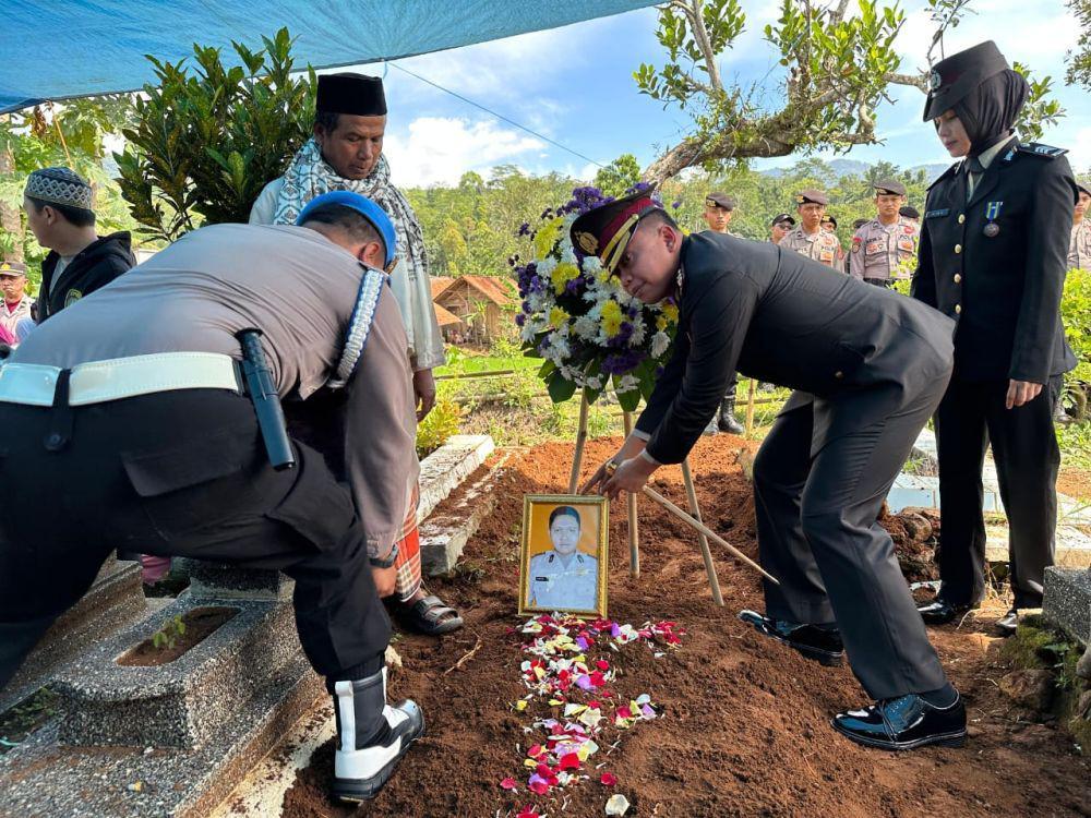 Gugur saat Tolong Wisatawan, Kapolri Beri Kenaikan Pangkat Bripka Aditya