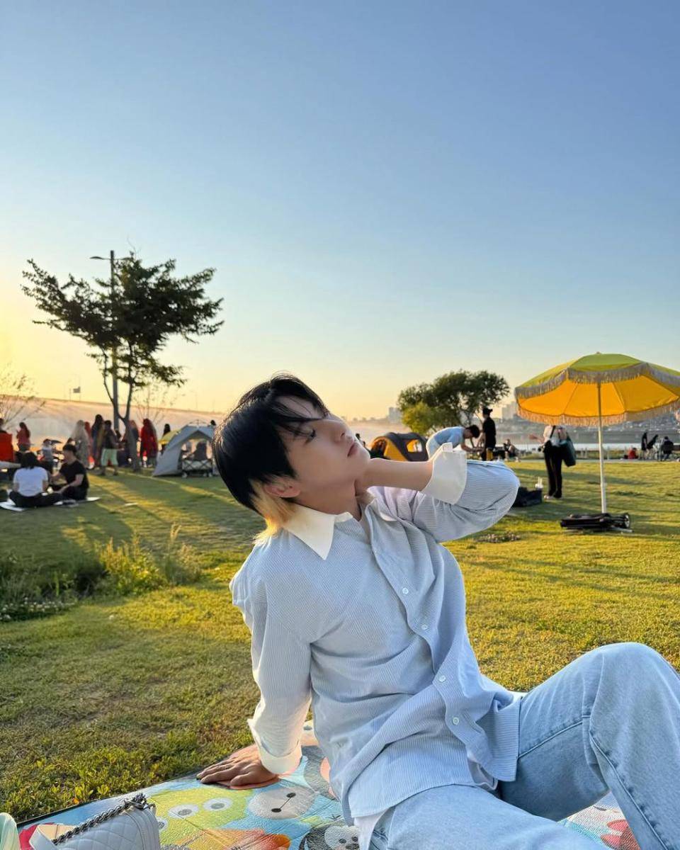 referensi outfit summer ala Renjun NCT (instagram.com/yellow_3to3)