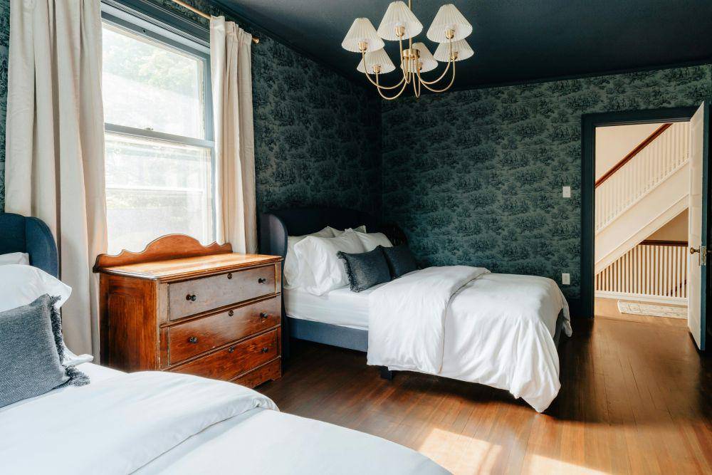 inspirasi dekorasi kamar tidur dengan wallpaper (unsplash.com/Clay Banks)