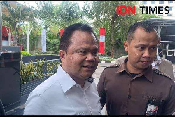 Mantan Direktur Jenderal Imigrasi Ronny F. Sompie saat tiba di Gedung KPK. (IDN Times/Dini Sucianingrum)