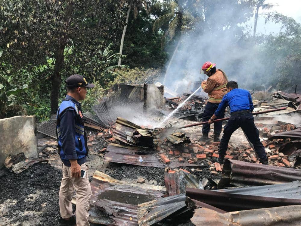 Proses pemadaman mess yang terbakar di Bandar Lampung. (IDN Times/dok. Damkarmat Bandar Lampung)