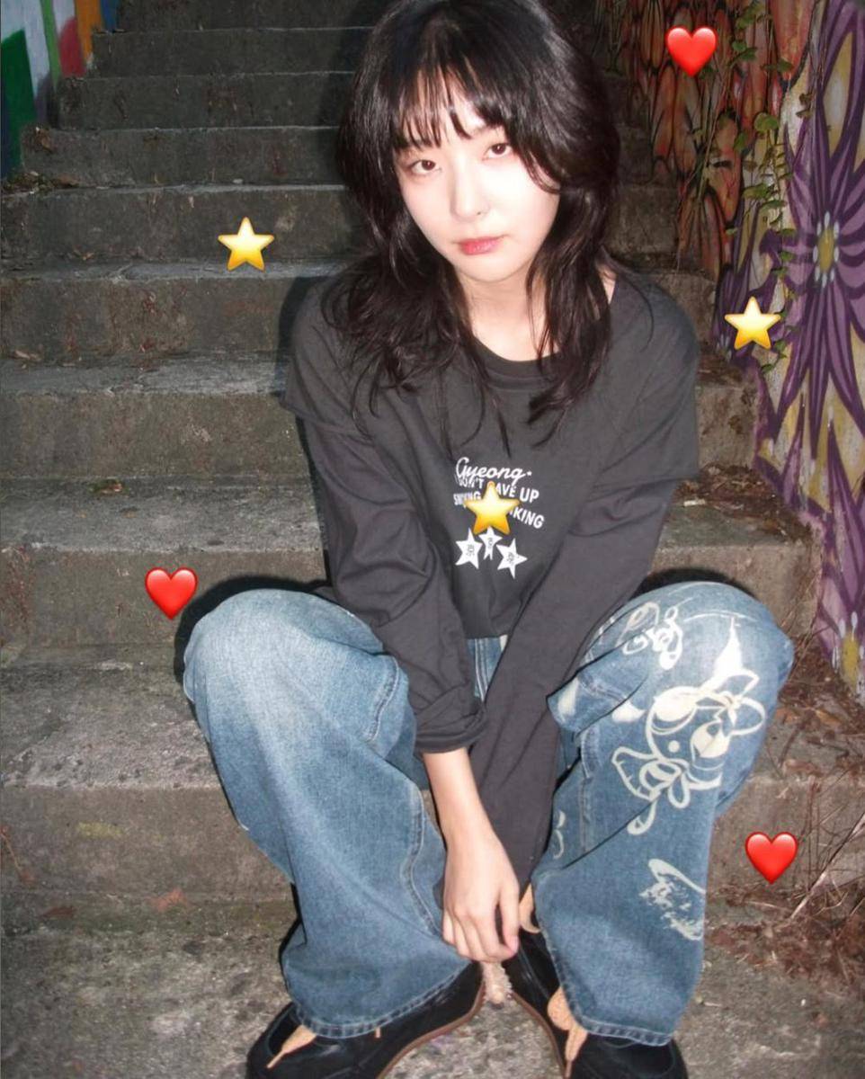 Gaya nuansa hitam ala Seulgi Red Velvet (instagram.com/hi_sseulgi)