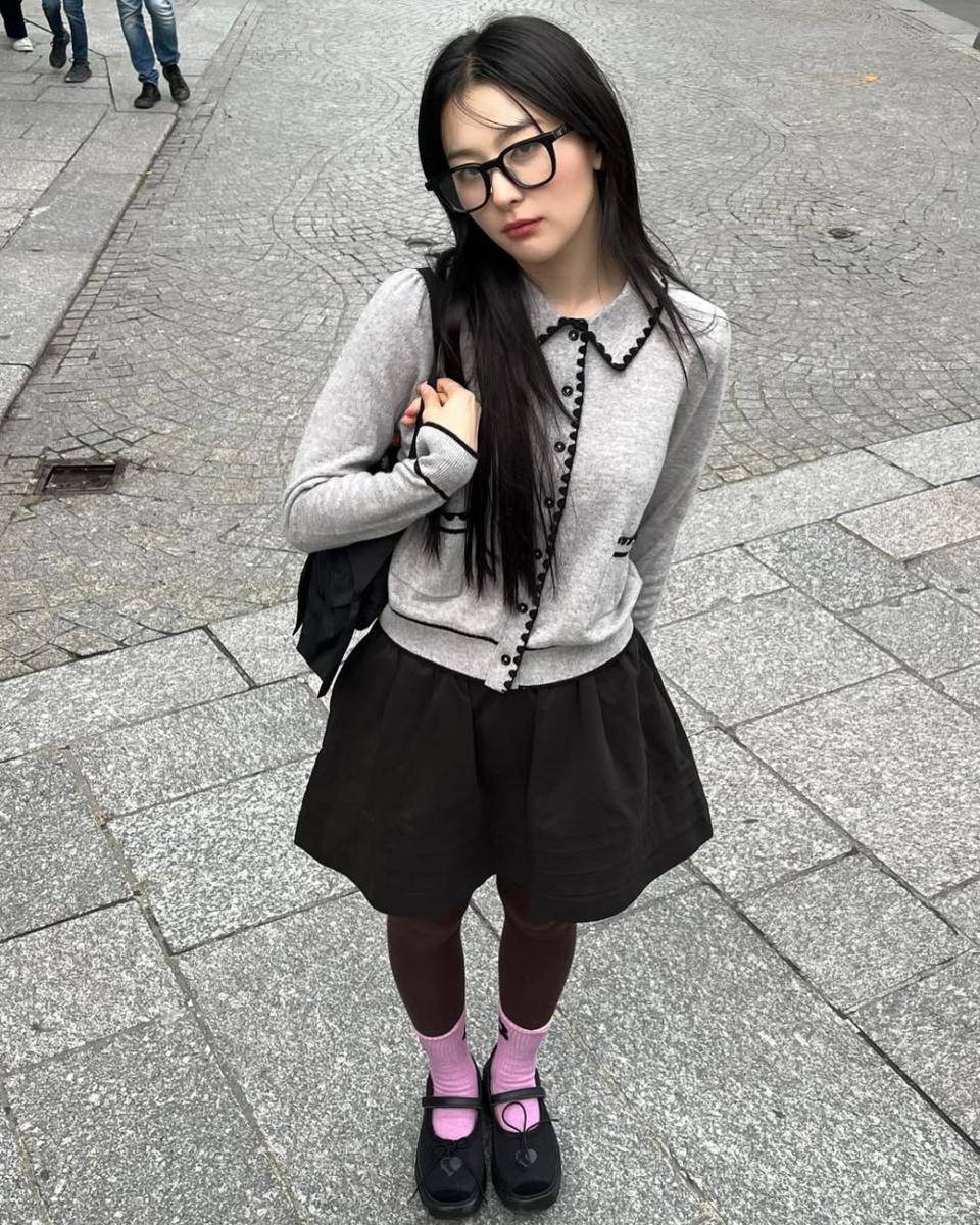 Gaya nuansa hitam ala Seulgi Red Velvet (instagram.com/hi_sseulgi)