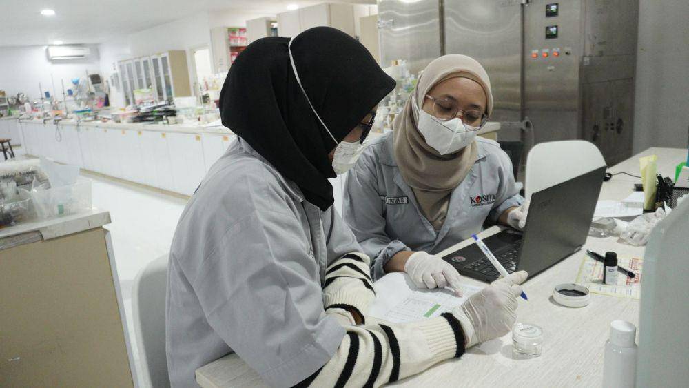 Suasana laboratorium riset dan inovasi PT Kosmetika Global Indonesia (Dok. J99 Corp.)