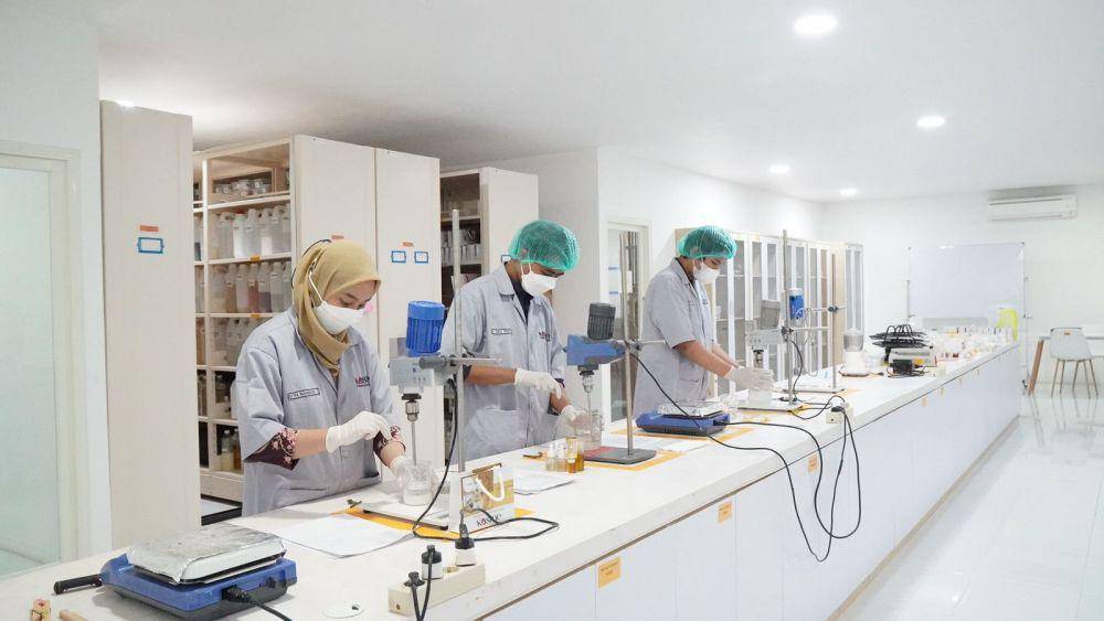 Suasana laboratorium riset dan inovasi PT Kosmetika Global Indonesia (Dok. J99 Corp.)