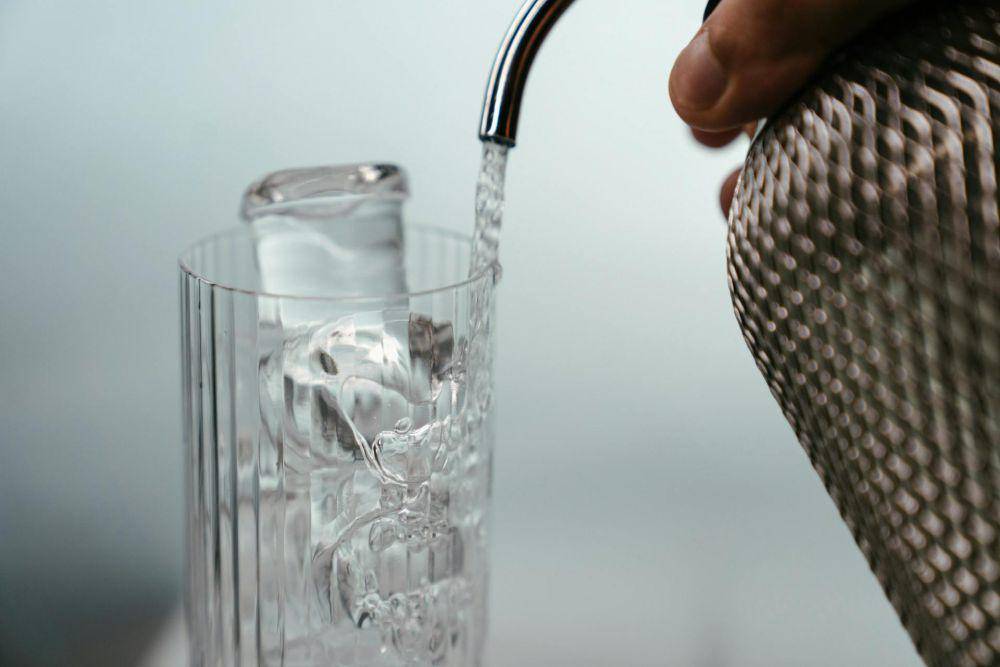 air dituangkan ke es (pexels.com/cottonbro studio)