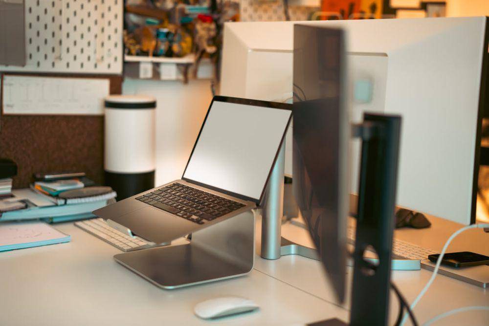 ilustrasi laptop stand (pexels.com/Jakub Zerdzicki)