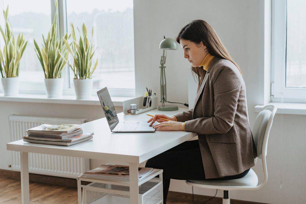 ilustrasi kursi ergonomis (pexels.com/olia danilevich)
