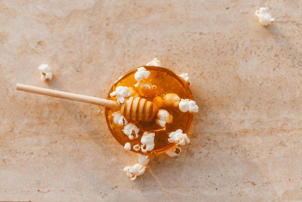 madu dan popcorn (pexels.com/ROMAN ODINTSOV)