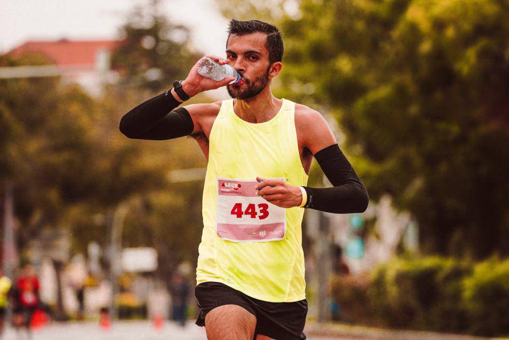 ilustrasi minum saat maraton (pexels.com/RUN 4 FFWPU)