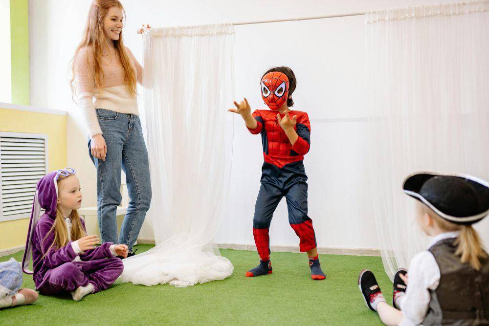 ilustrasi anak menggunakan kostum Spider-Man (pexels.com/Yan Krukau)