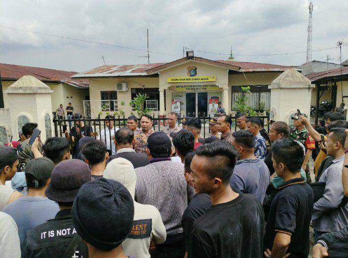 Massa aksi kecewa dengan Polsek Delitua (IDN Times/Eko Agus Herianto)