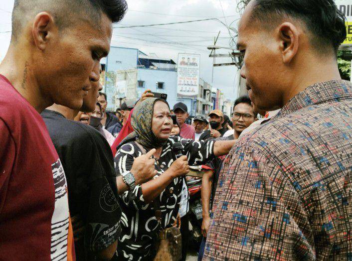 Massa aksi protes di depan Polsek Delitua (IDN Times/Eko Agus Herianto)