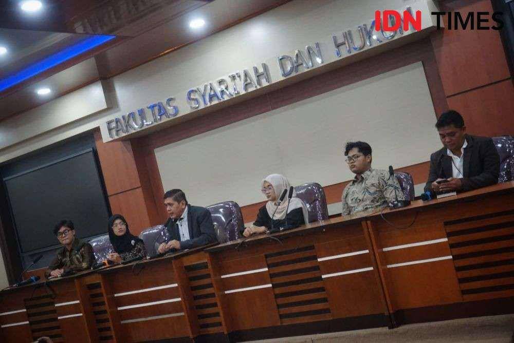 Empat mahasiswa UIN Sunan Kalijaga, Yogyakarta memberikan keterangan pers usai gugatannya soal penghapusan presidential treshold dikabulkan MK. (IDN Times/Tunggul Damarjati)