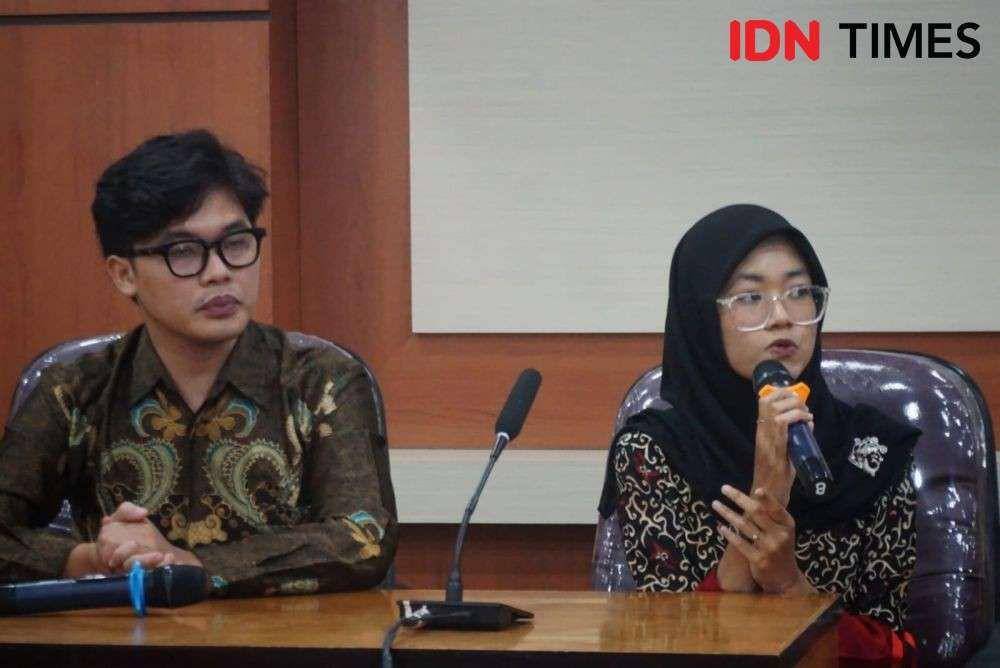 Empat mahasiswa UIN Sunan Kalijaga, Yogyakarta memberikan keterangan pers usai gugatannya soal penghapusan presidential treshold dikabulkan MK. (IDN Times/Tunggul Damarjati)