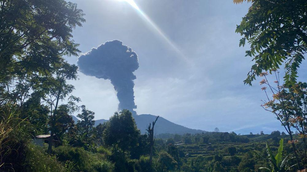 Gunung Marapi Erupsi Lagi, Kolom Abu Lebih dari 1.000 Meter