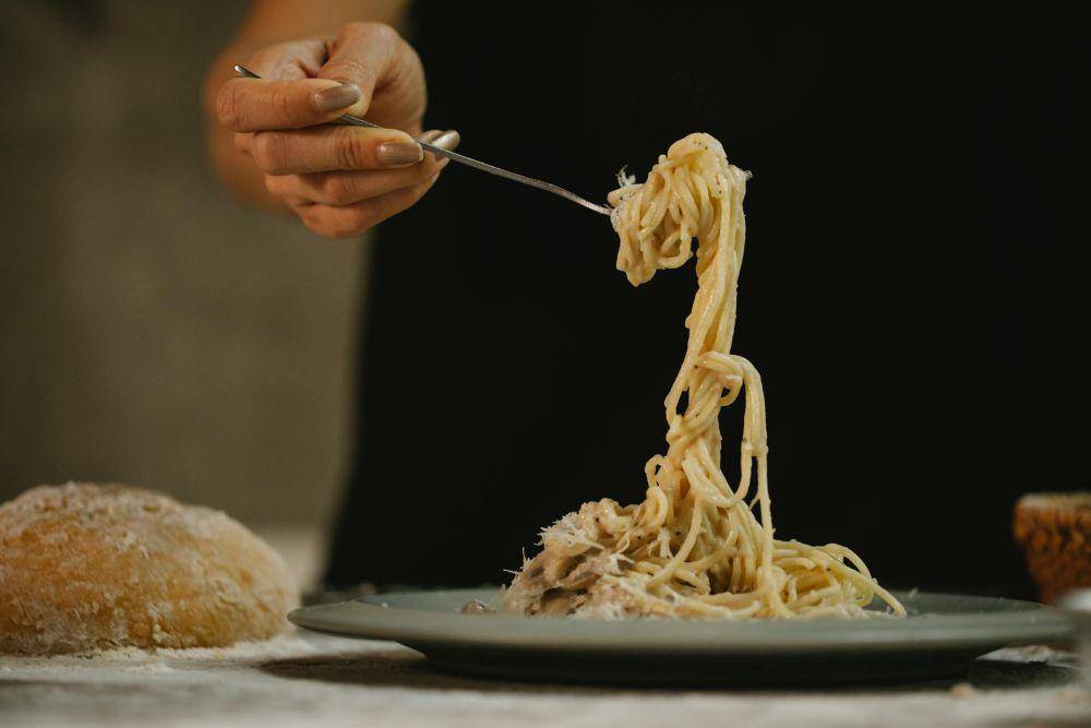 ilustrasi mencampur spaghetti dengan krim (pexels.com/Klaus Nielsen)