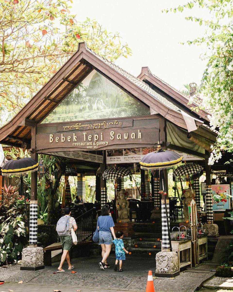 Potret restoran Bebek Tepi Sawah Ubud Bali (instagram.com/bebektepisawah)