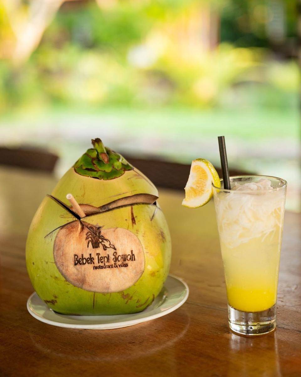 Potret menu Kelapa Muda di Bebek Tepi Sawah Bali (instagram.com/bebektepisawah)