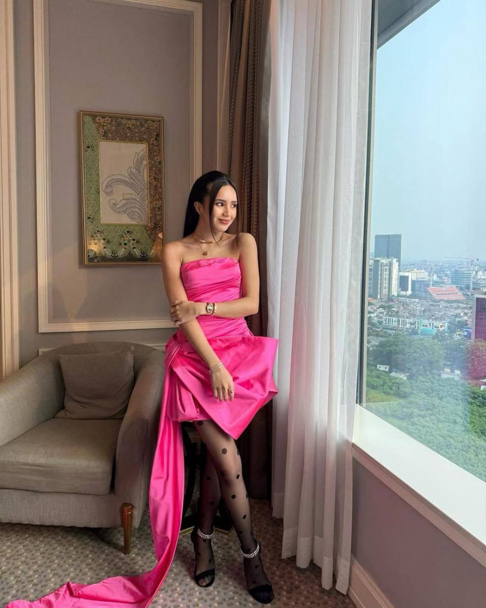 inspirasi dress pesta ala Beby Tsabina (instagram.com/bebytsabina)