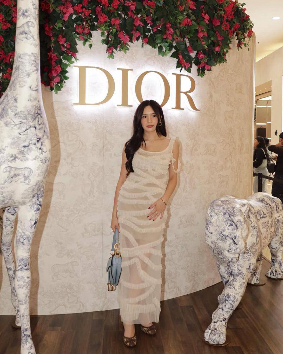 inspirasi dress pesta ala Beby Tsabina (instagram.com/bebytsabina)
