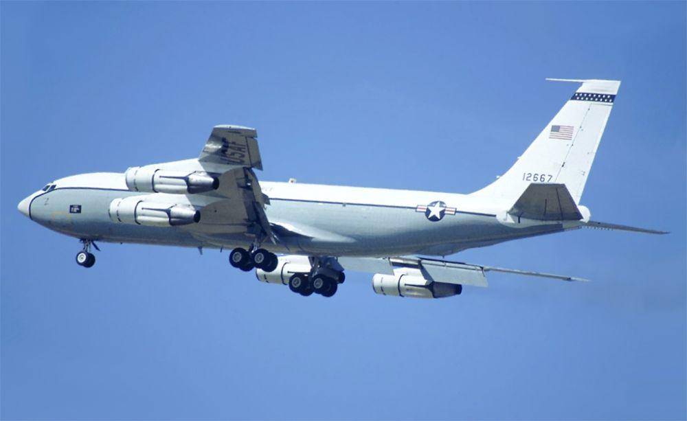 potret pesawat WC-135B  yang sedang mengudara di Inggris (commons.wikimedia.org/Anthony Noble)